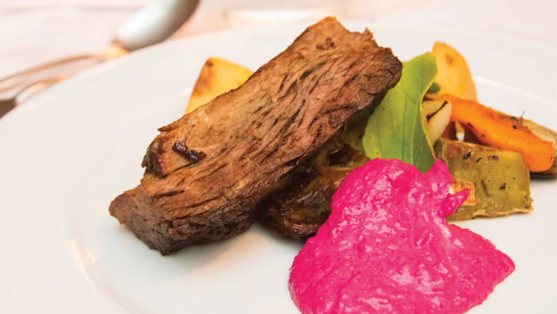 Vacio braseado con hortalizas asadas y rouille de beteraba