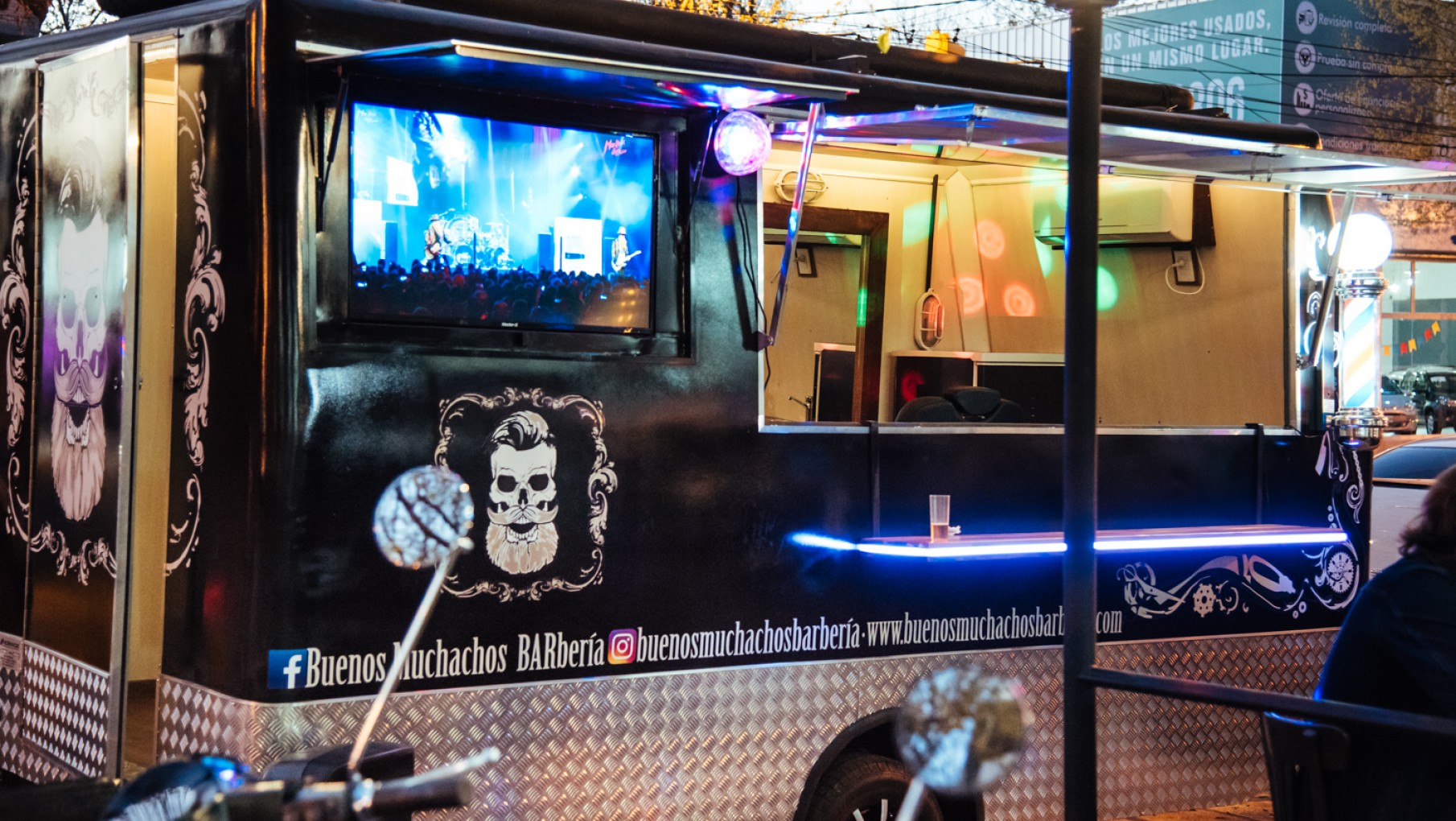 Buenos Muchachos presentó su Barber Truck