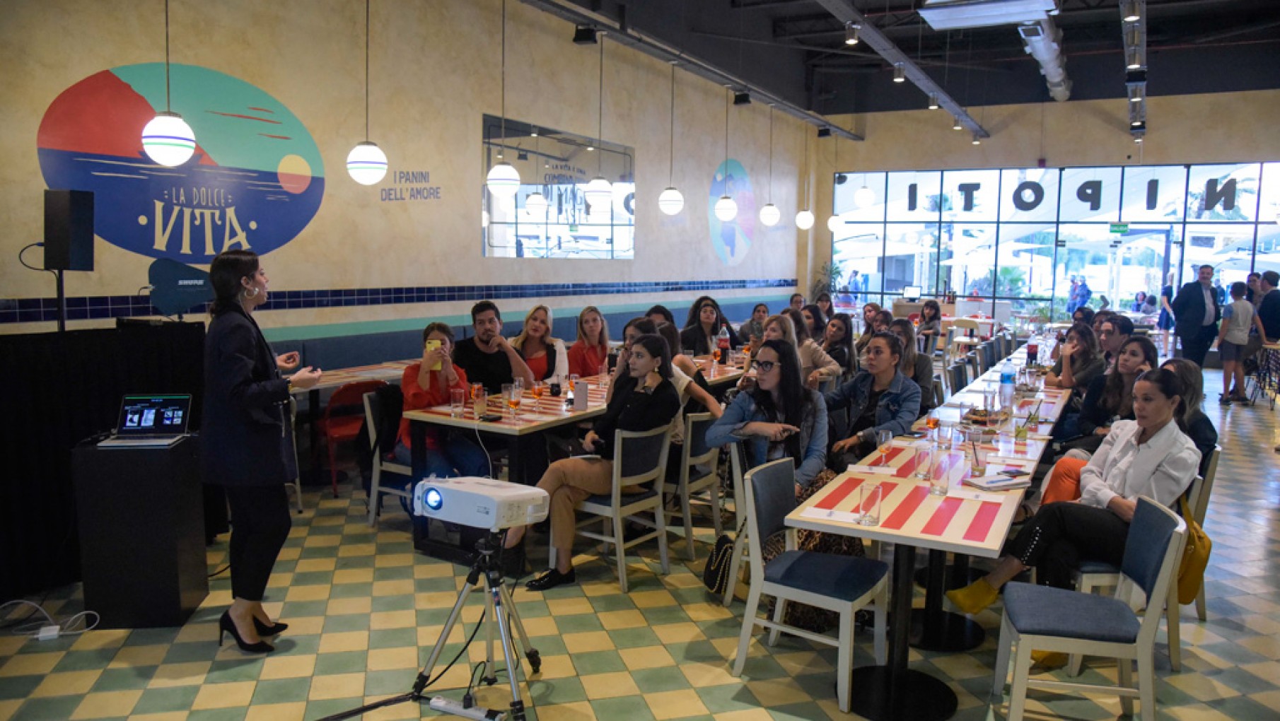 Agustina Cattáneo presentó las tendencias otoño-invierno en el Shopping